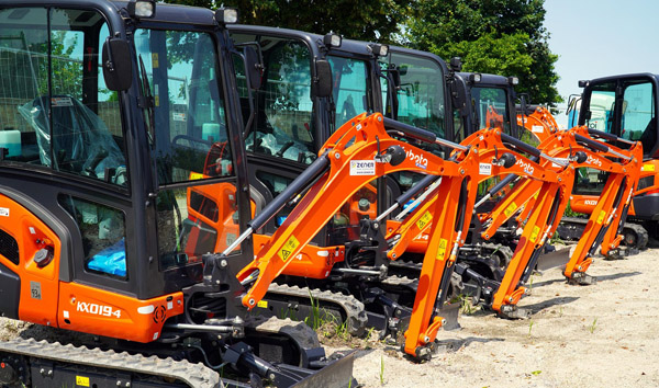 Navigating Snowy Terrain with Advanced 4WD Forklifts